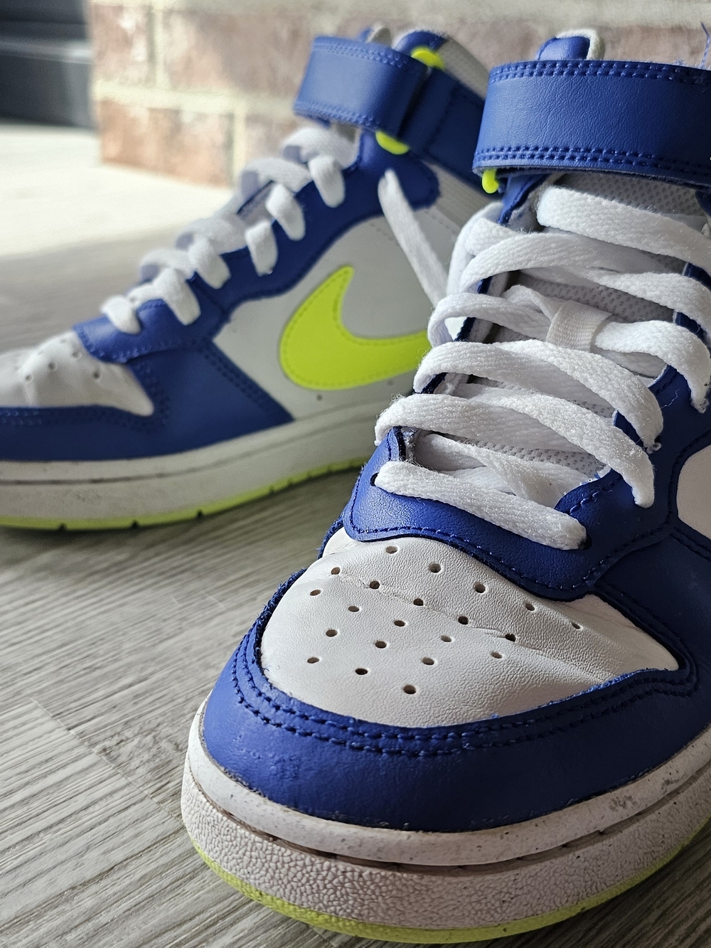 Nike Kid's Boy Court Borough Mid  Sneaker White/Green/Blue